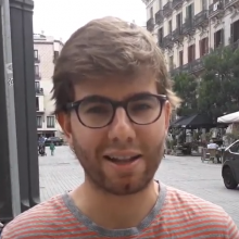 Imatge de Pedro gravant-se en un vídeo curt parlant de la seva experiència amb el Voluntariat Lingüístic